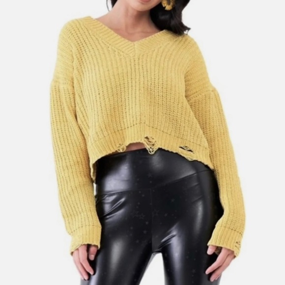 Le Lis Collection yellow distressed oversized cropped sweater. Size small. - Picture 5 of 6
